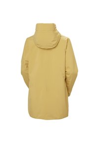 Chaqueta impermeable amarilla con capucha, que presenta una textura suave, un corte relajado y detalles en las costuras en la parte posterior y las mangas.