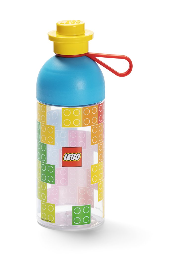 Butelka wodna w tematyce LEGO, przezroczysta, plastykowa z kolorowymi wzorami w klocki. Niebieska zakrętka z żółtą górą i czerwoną rączką do łatwego przenoszenia.