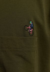 REVOLUTION APPLICATION Camiseta básica army/verde oliva