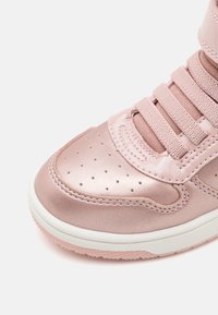 Rozā metāliski augstās kedas ar perforētu purngalu, plakanu šņoru, mīkstu apkakli un teksturētu gumijas zoli.