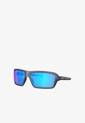 Occhiali da sole con montatura nera opaca, forma rettangolare e lenti a specchio blu con una sfumatura viola; design elegante con un marchio discreto.