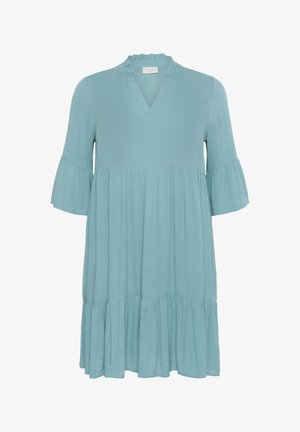 Vestito azzurro chiaro, midi, realizzato in un tessuto morbido. Presenta un colletto arricciato e maniche a campana. Parte inferiore svasata con design a strati.