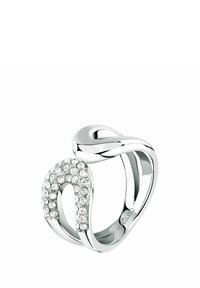 Anello d'argento con design intrecciato, caratterizzato da bande curve e un lato decorato con cristalli chiari e rotondi lungo la superficie.