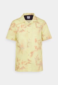 Korte mouwen shirt van lichtgele stof met bloemen- en abstracte patronen in oranje en blauw, met een klassieke kraag en een knopenfront.