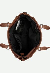 Brązowa skórzana torebka otwarta, ukazująca czarny materiał wnętrza z wieloma przegródkami oraz smartfonem w jednej z kieszeni.