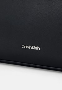 Calvin Klein CROSSBODY - Taška s příčným popruhem - black
