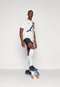 Nike Performance PARIS ST GERMAIN NIKE ICONIC AWAY TEE - Majica kratkih rukava s printom - sail