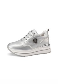 Sneaker argento con tomaia sintetica liscia, caratterizzata da un design perforato, accento del logo rotondo e una suola bianca spessa con dettaglio metallico.