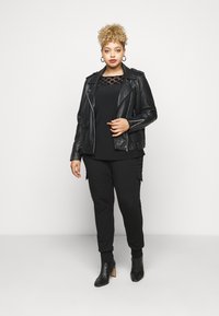Kaffe Curve KCSINE PANTS - Pantaloni cargo - black deep