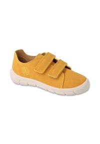 Żółte zamszowe trampki z dwoma paskami na rzepy, białą gumową podeszwą, teksturowaną cholewką i okrągłym logo po boku.