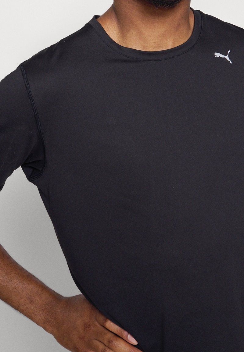 Czarny sportowy t-shirt wykonany z gładkiego, elastycznego materiału. Posiada okrągły dekolt, krótkie rękawy oraz małe srebrne logo na piersi.