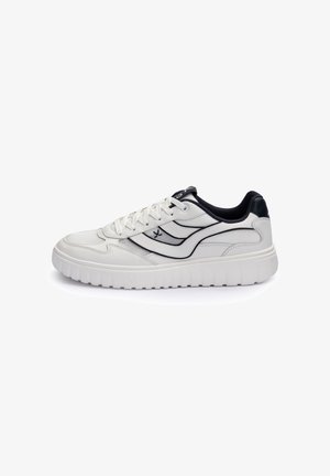 Witte lage sneaker met dikke zool, zwarte binnenvoering, zwarte golfachtige strepen aan de zijkant en witte veters.