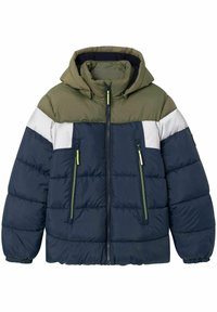 Veste à capuche rembourrée en bleu marine foncé et vert olive, avec une bande blanche, des poches zippées et des fermetures éclair contrastantes en néon vert.
