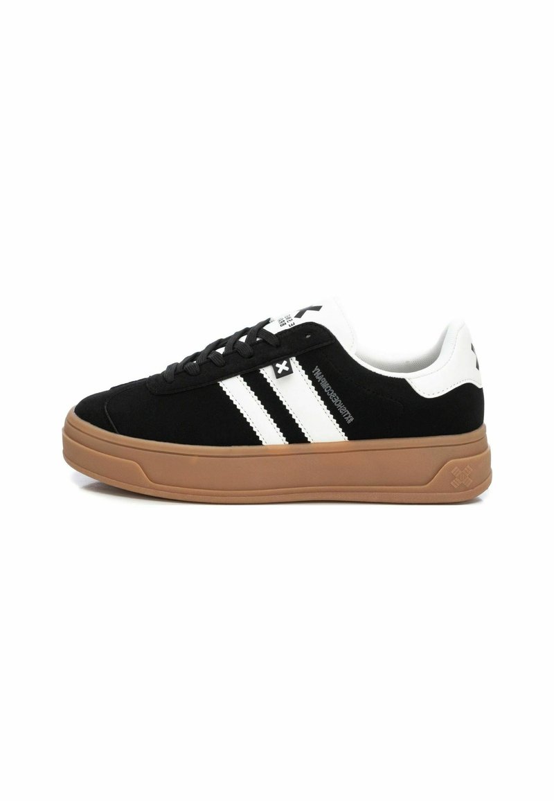 Sneaker in suede nero con strisce bianche, dotate di suola in gomma e lacci neri. Design pulito, stile low-top e colletto imbottito.