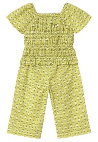 Completo estivo giallo a due pezzi, composto da un top smock con maniche corte e pantaloni a gamba larga, entrambi realizzati in tessuto morbido.