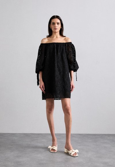 Alice + Olivia ARTEMIS OFF SHOULDER MINI DRESS - Rochie de zi - black