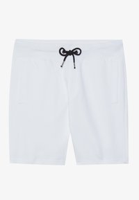 Hvide svømshorts har en elastisk talje med sort snøre, to sidelommer og en glat stofstruktur.