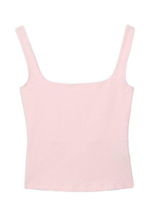 Haut court rose clair sans manches avec encolure carrée et larges bretelles, présenté sur un fond blanc.