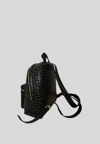 Zaino in pelle nera con motivo logo dorato, chiusure con zip, tasca frontale, spallacci imbottiti e maniglia per il trasporto superiore.