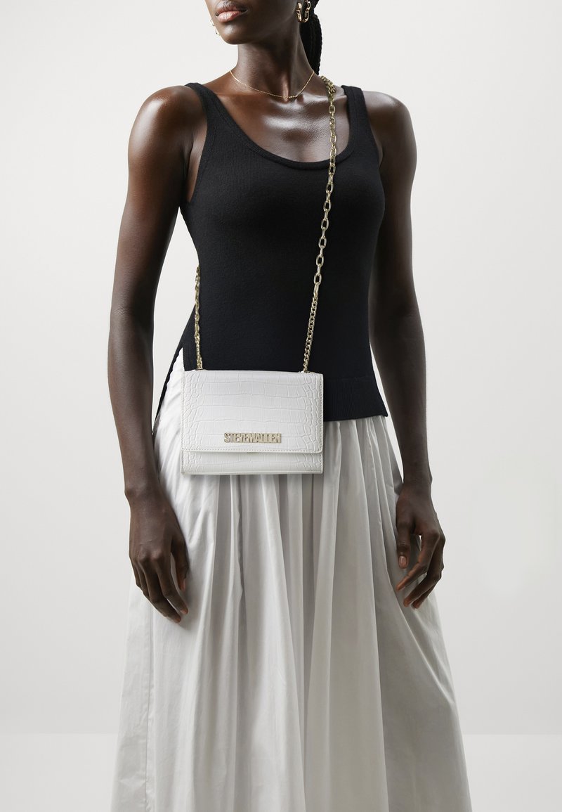 Steve Madden BRAYE - Torba čez telo - white