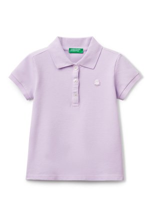 Polo lilac in cotone testurizzato, con colletto classico, pattina con tre bottoni e un piccolo logo ricamato sul petto.