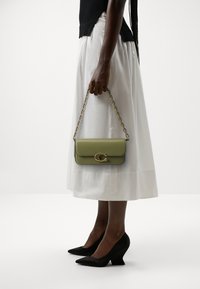 COACH LUXE REFINED IDOL BAG - Kézitáska - moss