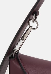 Calvin Klein SOFT SCULPT BUCKET BAG - Bolso de mano - oxblood
