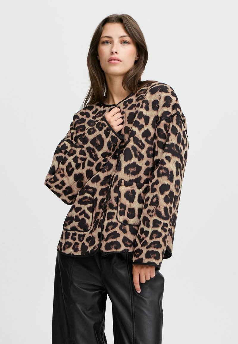 Leopardprint jakke i beige med sorte accenter, to forlommer og en afslappet pasform. Lavet af blødt, struktureret stof.