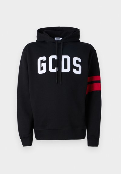 Felpa nera in cotone con logo "GCDS" bianco sul davanti e due strisce rosse sulla manica sinistra. Cappuccio con cordini regolabili.