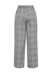 Gråternet brede bukser med høj talje, der har en blød stofstruktur og kontrasterende hvide linjer i et ternet mønster.