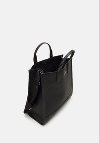 Bolso tote de cuero negro con parte superior abierta, asas dobles y correa de hombro ajustable. Presenta un acabado texturizado y un diseño minimalista.