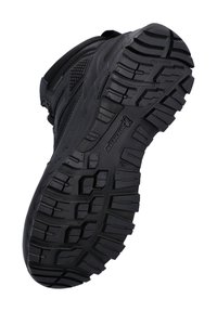 Semelle de chaussure de sport noire avec un motif de bande de roulement robuste, un caoutchouc texturé pour l'adhérence et des zones de renforcement intégrées pour la durabilité.