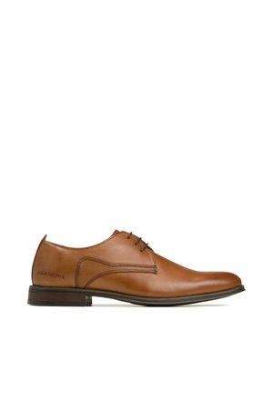 Chaussure habillée en cuir marron pour homme à lacets avec petit talon, marque Redskins, vue de profil sur fond blanc.