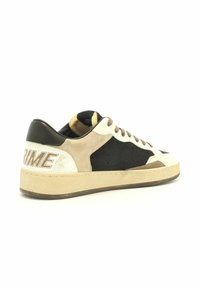 Sneaker con una combinazione di colori nero, beige e bianco. Realizzato in suede e pelle con un motivo testurizzato e suola in gomma beige. "PRIME" impresso sul tallone.