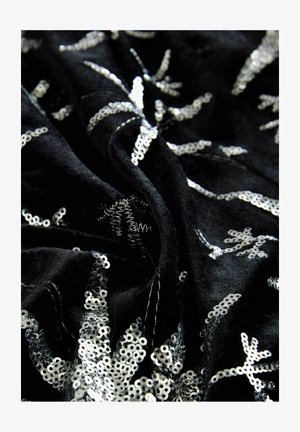 Must mustri kangas hõbedaste pärlitega lillemustriga, mis näitab voldid ja detailset tekstuuri.