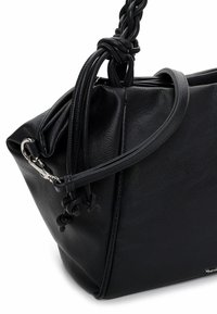 Czarna skórzana torebka z supełkowanym uchwytem i gładką teksturą. Posiada srebrne zapięcie i asymetryczny kształt. Minimalistyczny design.