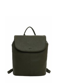 Sac à dos en cuir texturé vert foncé avec un rabat supérieur et une seule poignée, présenté de face sur un fond blanc.