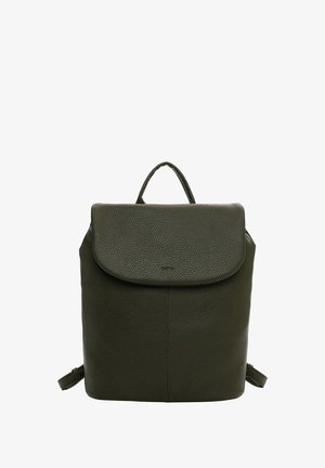 Mørkegrønn struktureret læder rygsæk med klap-top og et enkelt håndtag, vist fra forsiden på en hvid baggrund.