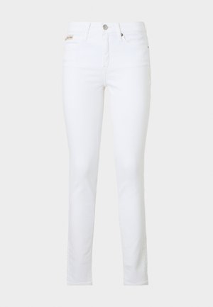 Jeans in denim bianco con una forma aderente, dotati di chiusura frontale con bottone e zip, e dettagli di cucitura discreti su tasche e vita.