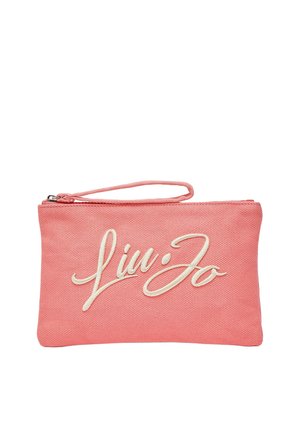 Rosa Stoff-Handgelenktasche mit weißem Schriftzug "Liu Jo" in Schreibschrift und Reißverschluss oben.