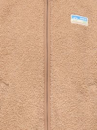 Beige textured fleecejakke med central lynlås og lille blå, hvide og gule mærkat med teksten "ONLY" på brystet.