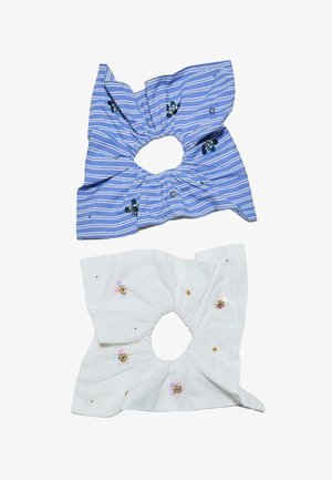 Deux chouchous en tissu, un bleu avec des rayures blanches et des détails floraux foncés, un blanc avec des embellissements floraux violets clairs et jaunes.