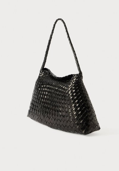 Musta kudottu nahkakäsilaukku, jossa on kolmion muoto ja punottu hihna, joka sisältää tekstuuripinnan ja avoimen yläpään muotoilun.