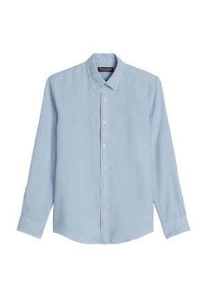 Lichtblauw overhemd met lange mouwen, knoopsluiting, button-down kraag en witte knopen, getoond tegen een witte achtergrond.