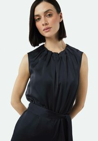 Mouwloos zwart satijnen top met een geraffineerde halslijn en een ceintuurlijn, met een gladde textuur en elegante vallings.
