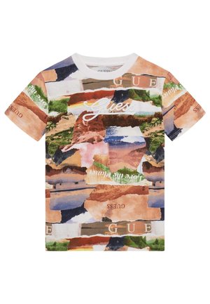 Koszulka z krótkim rękawem z wielokolorowym, abstrakcyjnym nadrukiem krajobrazu i napisem logo „Guess” w białym i brązowym na przodzie i rękawach.