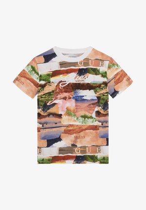 T-shirt a maniche corte con stampa paesaggio astratto multicolore e testo del logo "Guess" in bianco e marrone sul davanti e sulle maniche.