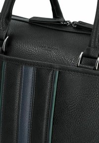 Schwarze Ledertasche mit strukturierter Oberfläche, zweifarbigen Streifen in Marineblau und Grün sowie silberner Hardware an Griffen und Reißverschluss.