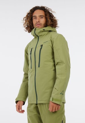 Groene waterdichte jas met een hoge hals, verstelbare capuchon, met rits afgesloten borstzakken en elastische manchetten; stof met een gladde textuur.