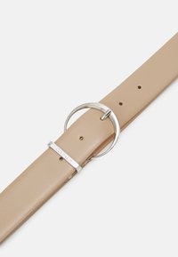 Calvin Klein MUST BUCKLE BELT - Cinturón - chanterelle